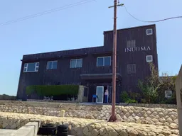 犬島的票務中心，裡面同時販售週邊商品與提供餐飲服務