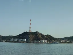 直島北半部工業化設施，有儲存槽、渡輪、和工廠等