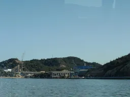 直島北半部工業化設施，有工廠、吊車，以及山坡被開採的痕跡