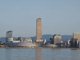 高松港旁的香川県立アリーナ與高松シンボルタワー
