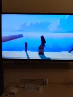 Summer Pockets 第三集的畫面，久島鴎拖著行李箱走在鳥白島的海邊