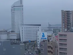 遠方的高松港霧茫茫的