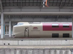 列車完全停靠月台