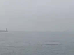 從高松港看向瀨戶內海，遠方一片霧茫茫