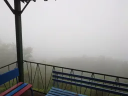 售票處平台往外看，一片濃霧