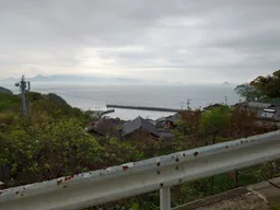 在山路上，拍攝遠方的男木港