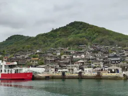 從男木港防波堤上拍攝整個男木港與聚落
