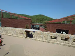 從船上拍攝鬼ヶ島おにの館