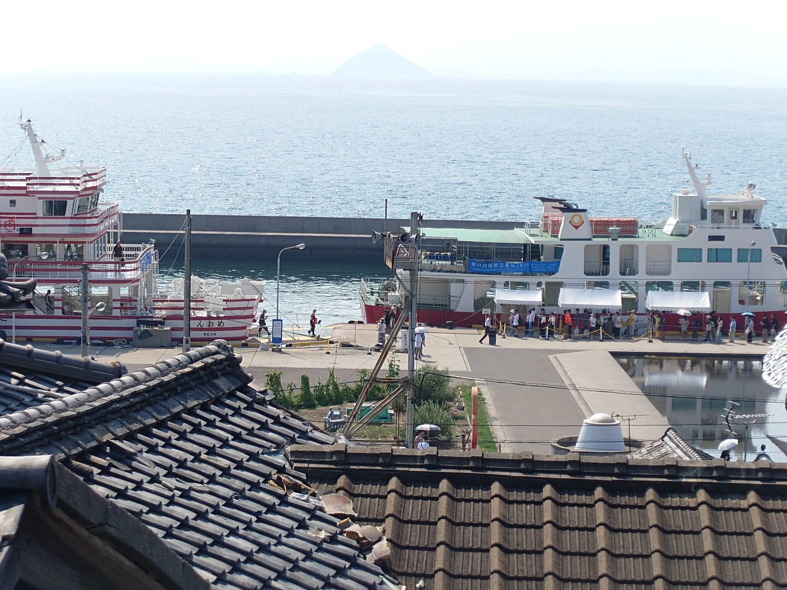 從「ゆめうつつ～ミライのワタシ」這作品外的陽台空間，可以眺望男木島港，藉此粗略掌握有多少遊客來到島上