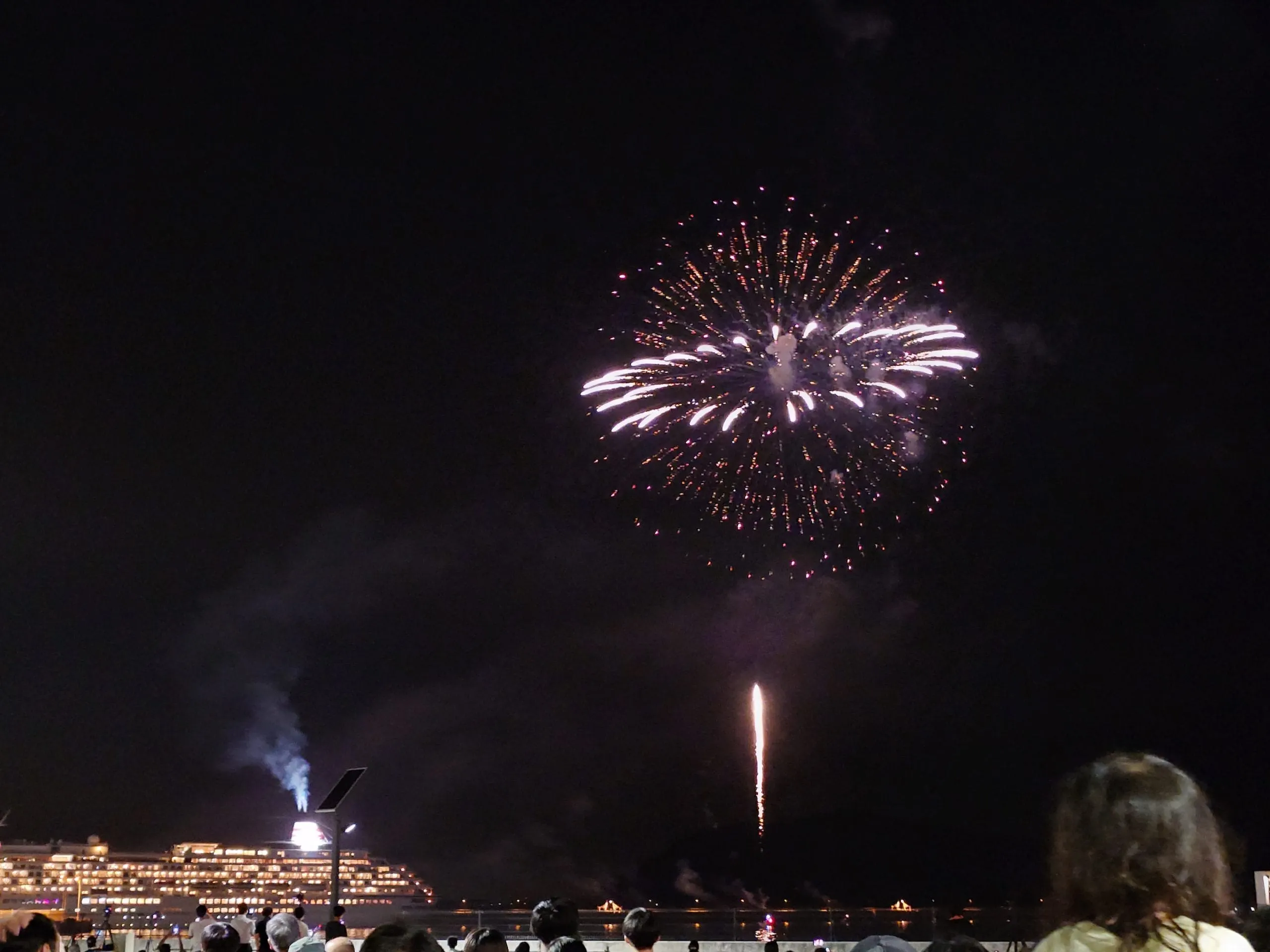 期間遇上高松祭，當天活動結束後，與志工朋友一起觀賞煙火大會，照片中左下角的是當天停泊在高松港的飛鳥 II 渡輪