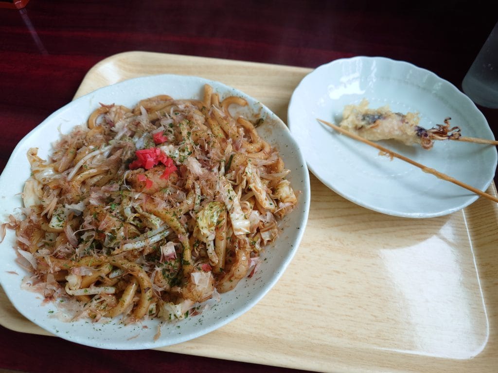 ホルモン焼うどん與炸章魚