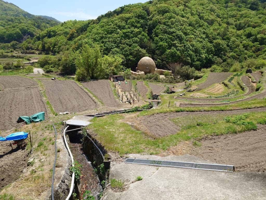 中山千枚田與在遠方的作品「抱擁・小豆島」