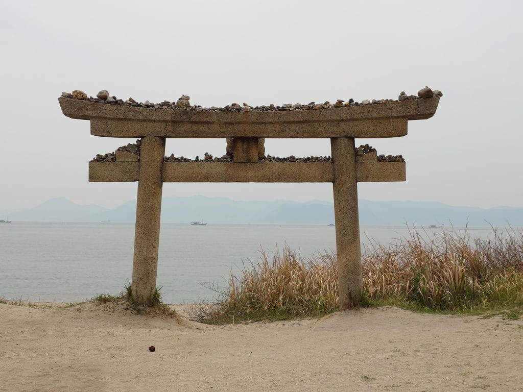 琴弾地海水浴場前的恵美須神社鳥居