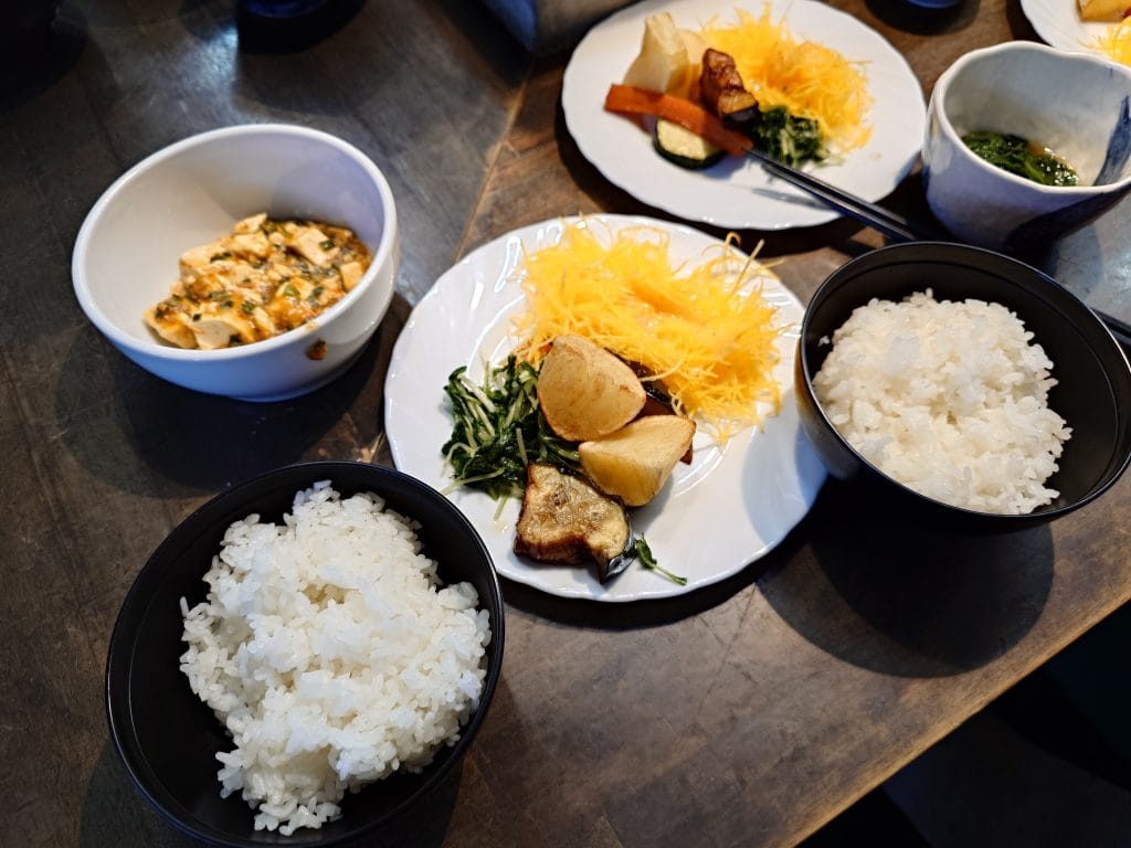 右上角小缽裡面裝的就是用麻芛做成小菜，另外，由於廚房多做了一份餐點，最後由我解決多出來的那一份餐點