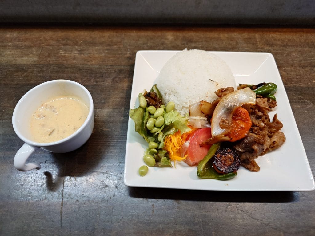 島廚房每一天員工餐的內容都不一樣