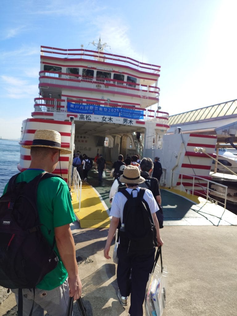 搭乘渡論，準備前往女木島活動的小蝦隊志工們