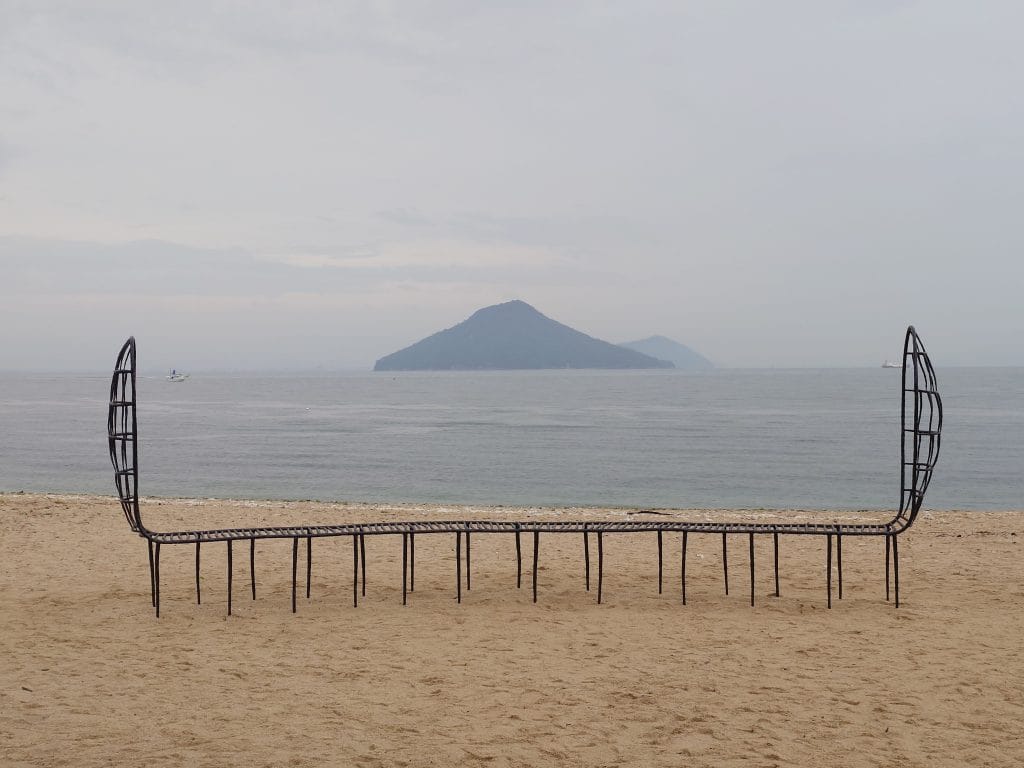 在「線の記憶」活動時，利用休息的空檔，到附近拍攝出現在官方導覽書封面的作品「海を夢見る人々の場所」